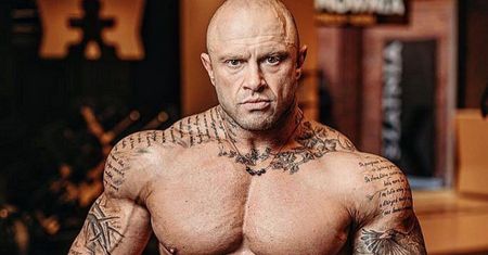 Po walce na Clout MMA musi przejść pilną operację. Pokazał kontuzjowaną rękę