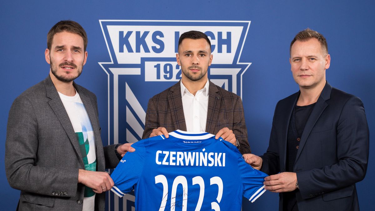 Materiały prasowe / lechpoznan.pl / fot. Przemysław Szyszka / Alan Czerwiński w towarzystwie wiceprezesa Lecha Poznań Piotra Rutkowskiego i dyrektora sportowego Tomasza Rząsy