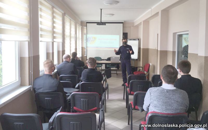 Wrocław. Policjanci zorganizowali szkolenie dla księży. Wszystko w trosce o seniorów