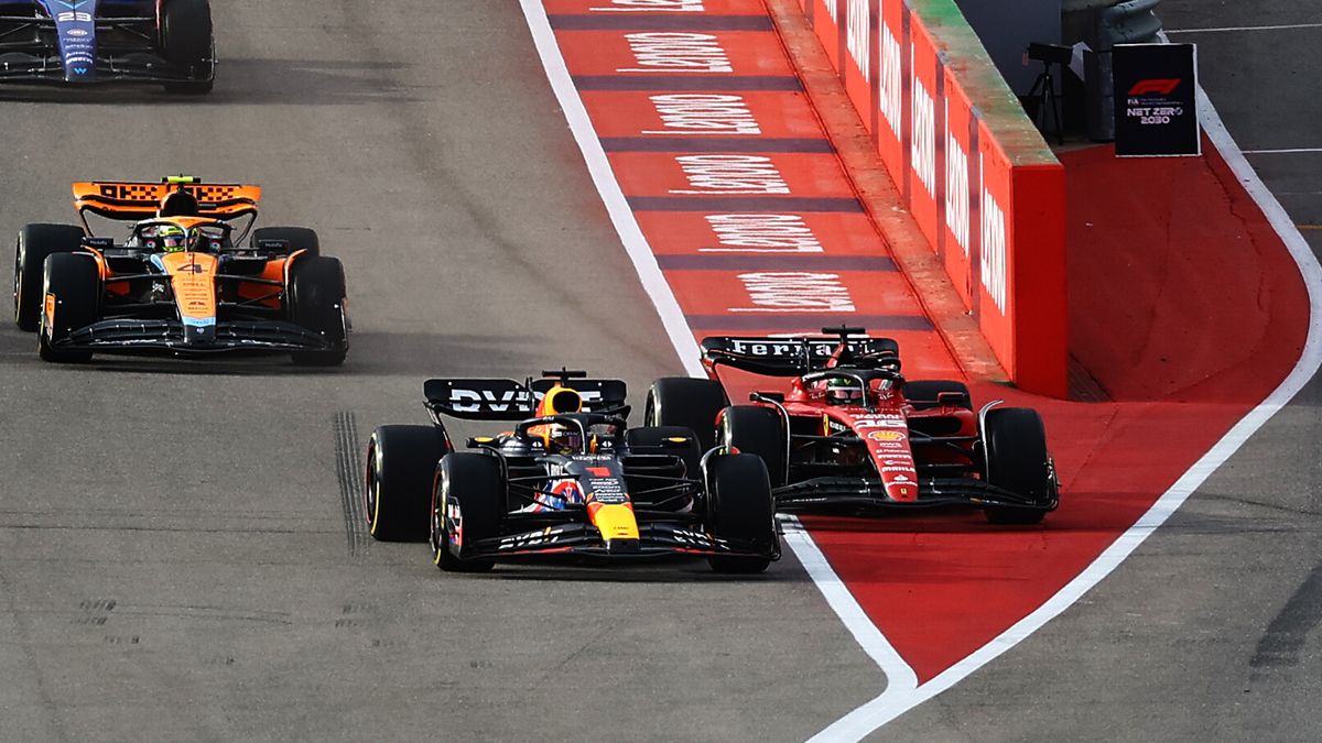 Zdjęcie okładkowe artykułu: Materiały prasowe / Red Bull / Na zdjęciu: Max Verstappen wypychający poza tor Charlesa Leclerca