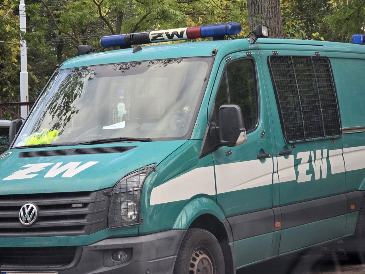 Zaręby-Warchoły: Na polu znaleziono szczątki obiektu przypominającego drona. Służby prowadzą czynności