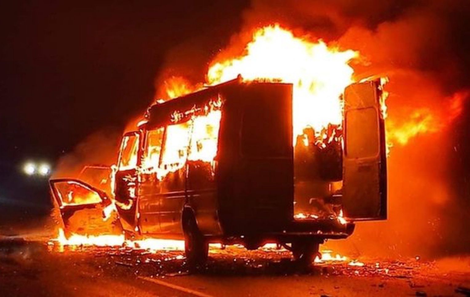 Bus koszykarek spłonął doszczętnie. Jedna osoba nie żyje [WIDEO]
