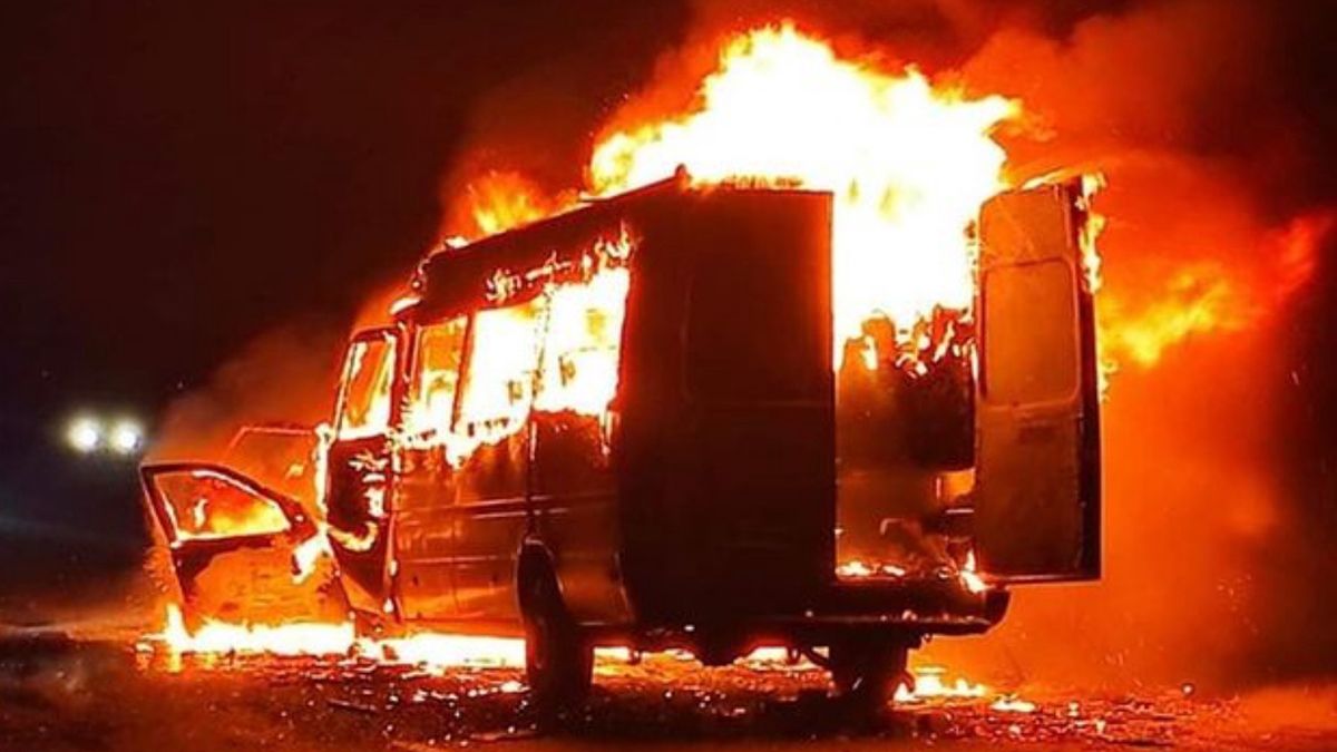 Bus Stali Brzeg w płomieniach