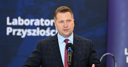 "Rodzi się szansa". Czarnek o powrocie do szkół