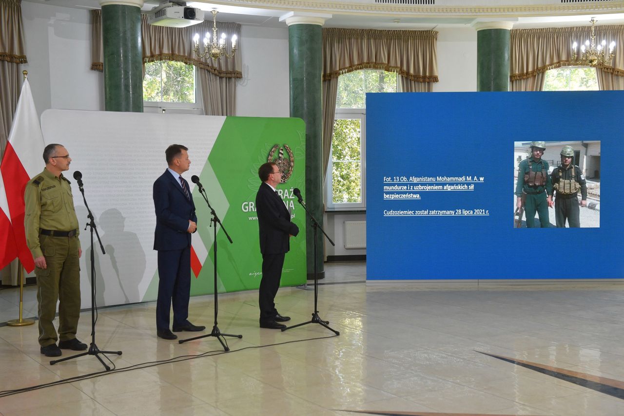 Kryzys na granicy. Służby pokazują, co znalazły w telefonach migrantów. "Drastyczne zdjęcia"