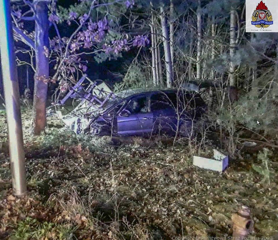 Auto uderzyło transformator. 47-latek zginął na miejscu