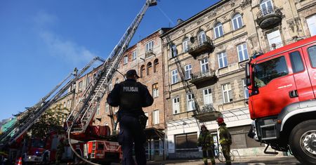 Pali się kamienica w Warszawie. Płomienie na dachu budynku