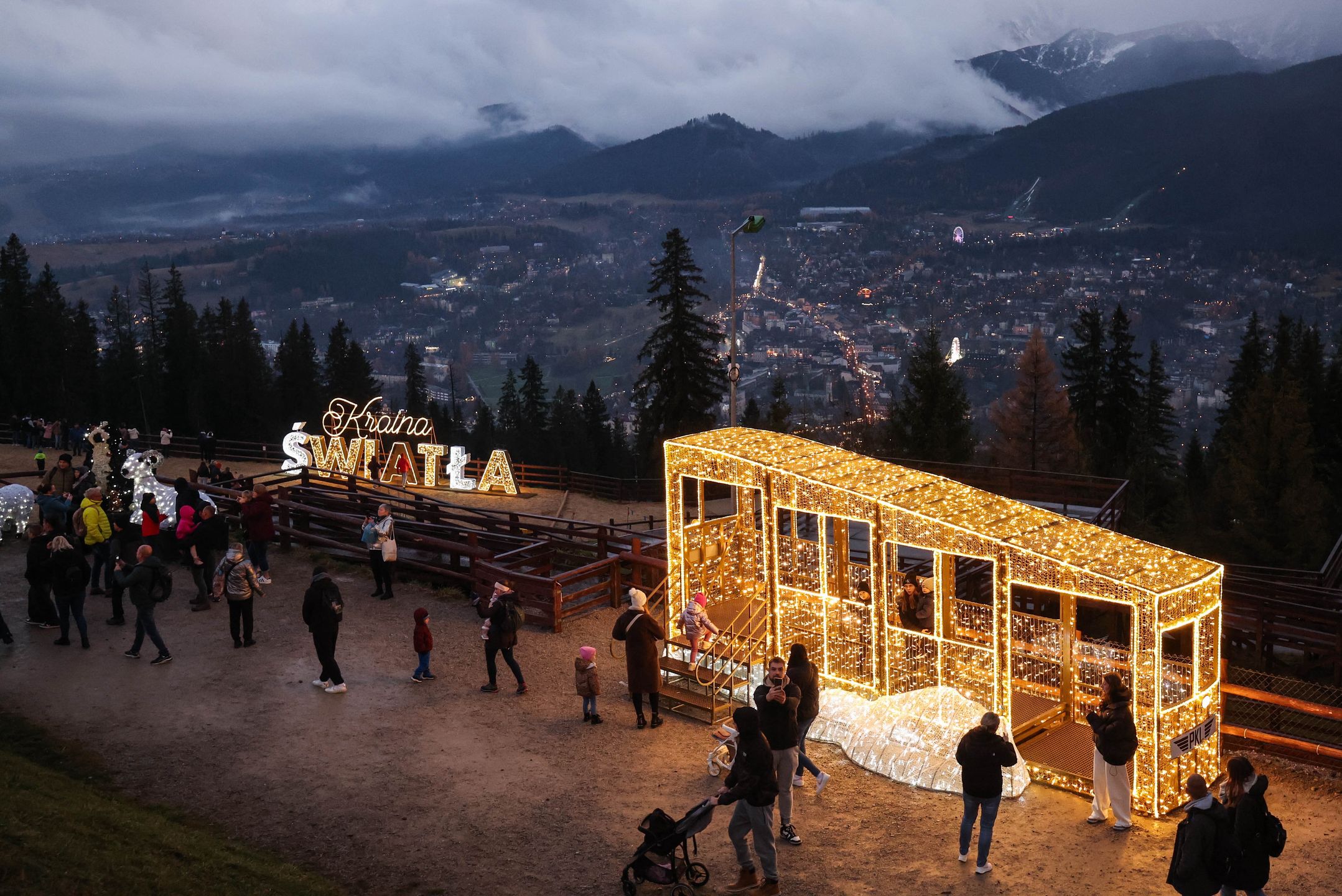 Zakopane, 09.11.2025. "Kraina Światła" na Gubałówce w Zakopanem, 9 bm. Gubałówka stała się najwyżej położonym parkiem świetlnym w całej Polsce. (ad) PAP/Grzegorz Momot