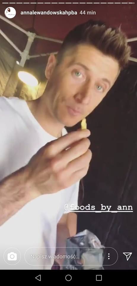 Robert Lewandowski zajada się chipsami z Foods by Ann