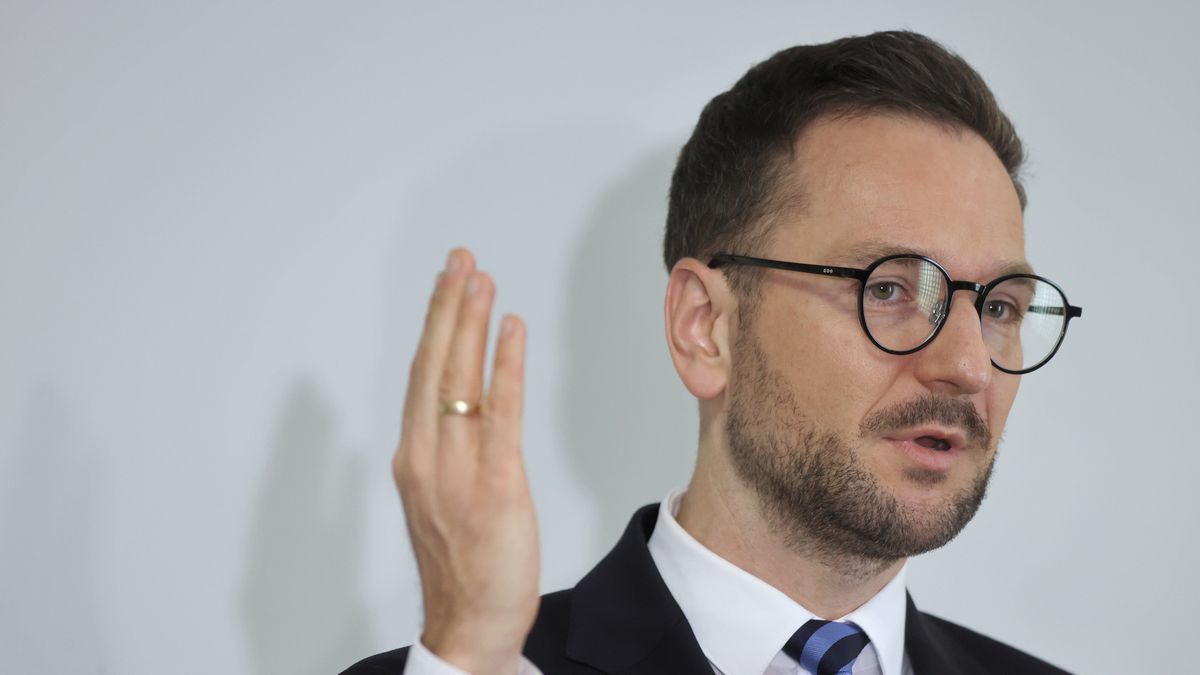 Rogów, 23.04.2023. Minister rozwoju i technologii Waldemar Buda podczas spotkania z mieszkańcami, w ramach nowej akcji PiS "Polska jest jedna - inwestycje lokalne", 23 bm. w Gminnej Bibliotece Publicznej w Rogowie. (mr) PAP/Marian Zubrzycki