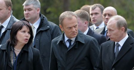 Tusk rozmawiał z Putinem, ona tłumaczyła. Reaguje na ruch PiS