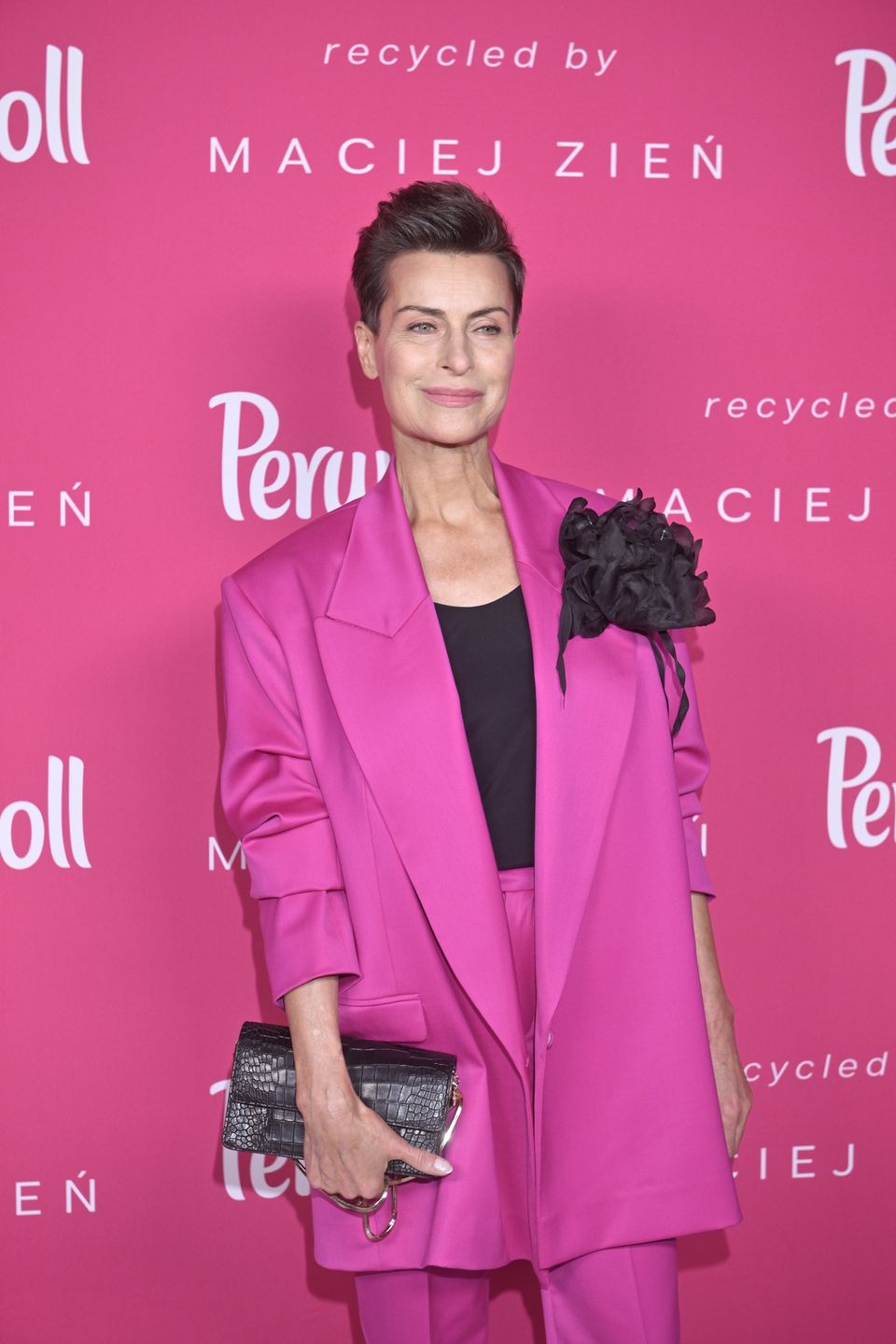 Różowa Danuta Stenka na pokazie mody