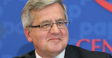 Bronisław Komorowski kpi z Andrzeja Dudy. "Tak to można tylko z żoną"