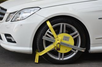 Parkują gdzie popadnie. Spółdzielnia może zakładać blokady na koła?