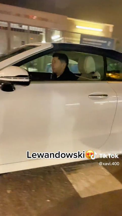 Robert Lewandowski jeździ po Barcelonie nowym mercedesem