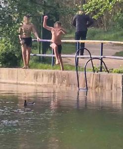 O włos od tragedii. Ryzykancka zabawa nad wodą