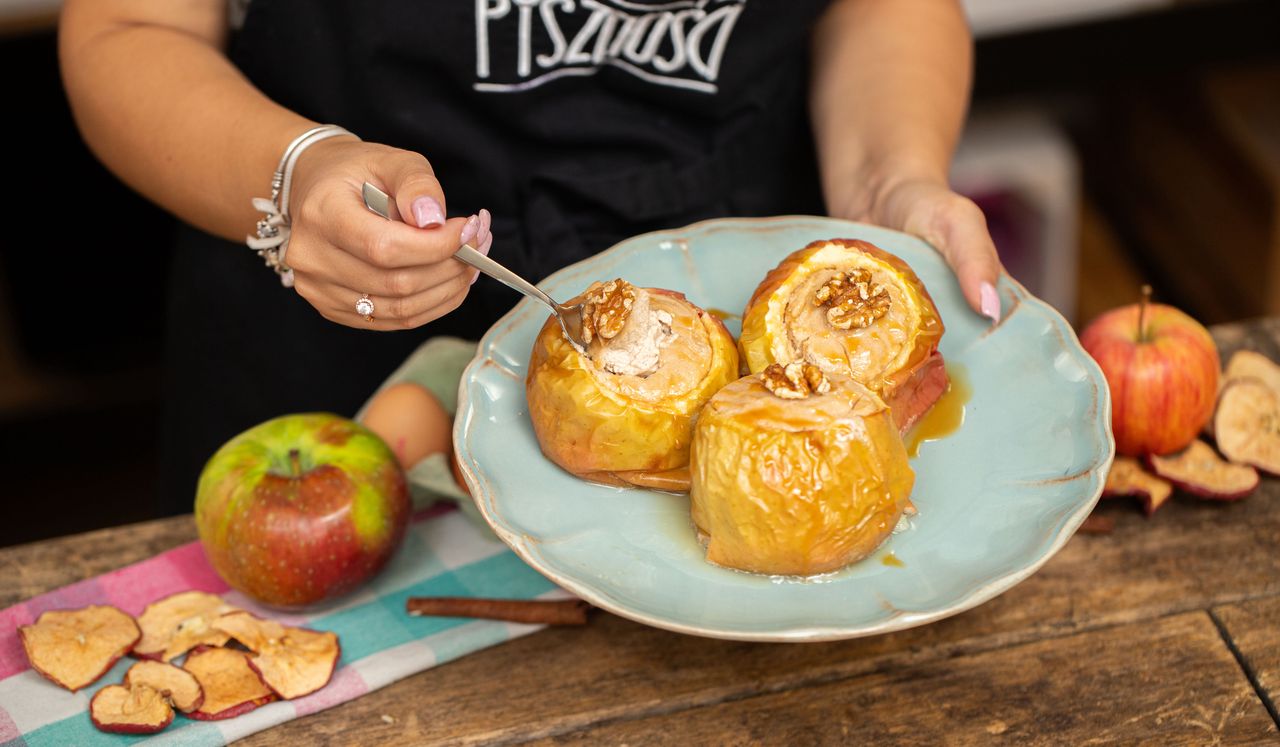 Pieczone jabłka z sernikowym nadzieniem to idealny deser na jesienne dni. Jest gotowy w mgnieniu oka
