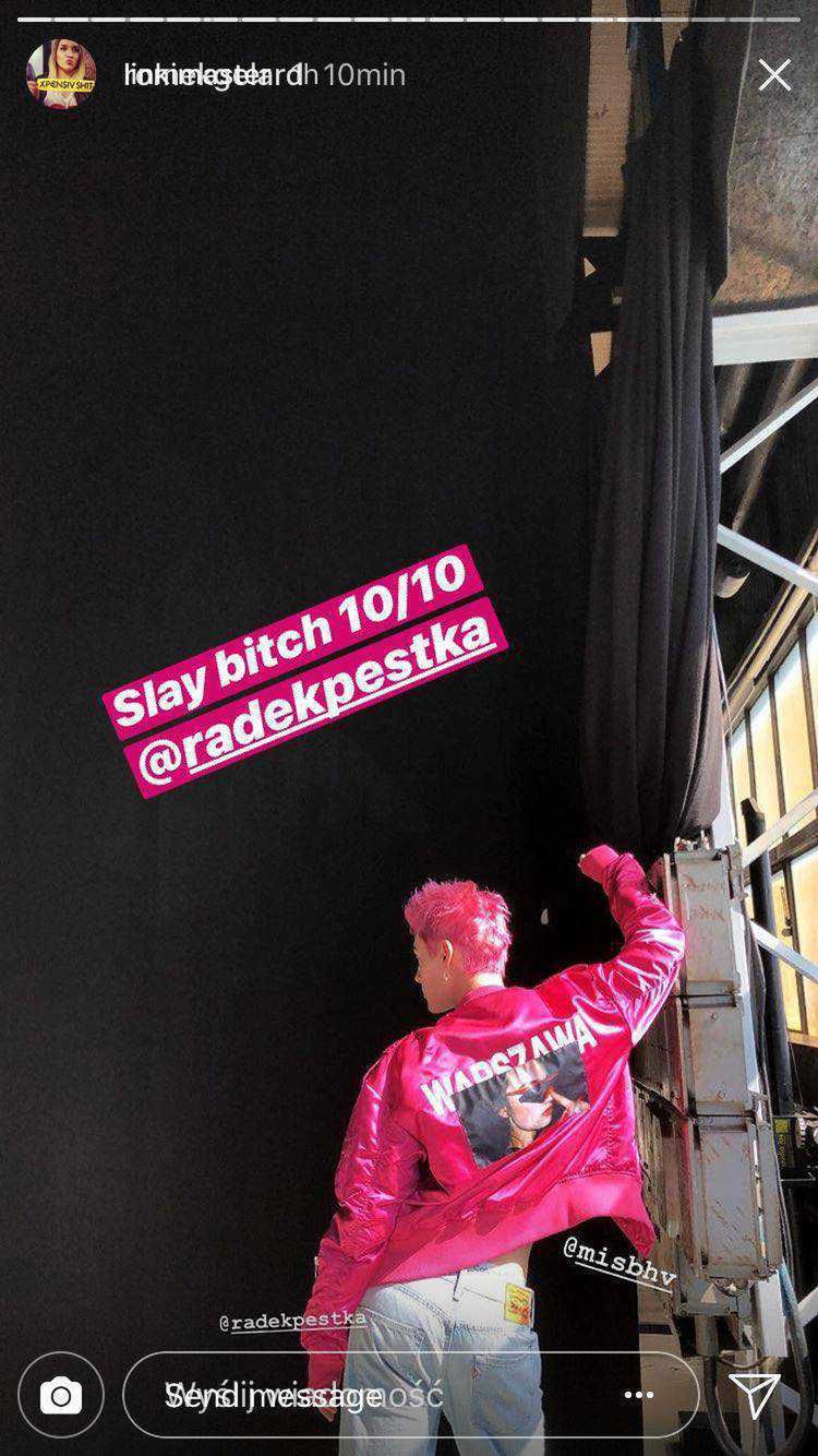 Radek Pestka w rózowych włosach