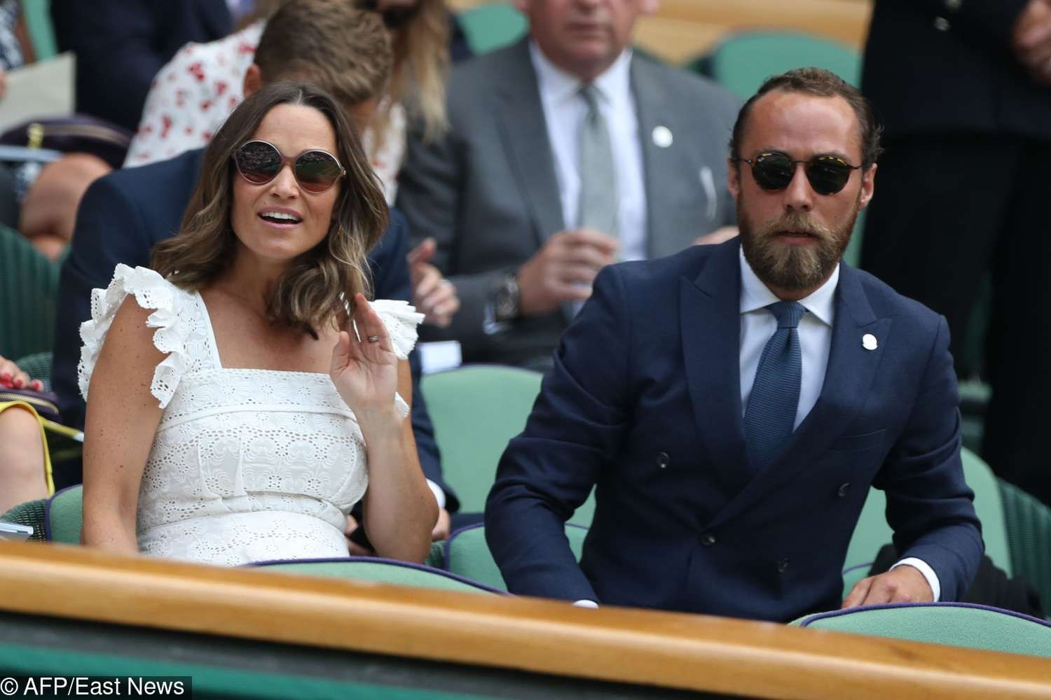 Pippa Middleton w ciąży w białej sukience i James Middleton na Wimbledonie 2018
