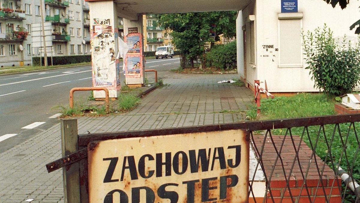 Opuszczona stacja CPN w Raciborzu w 2004 roku.