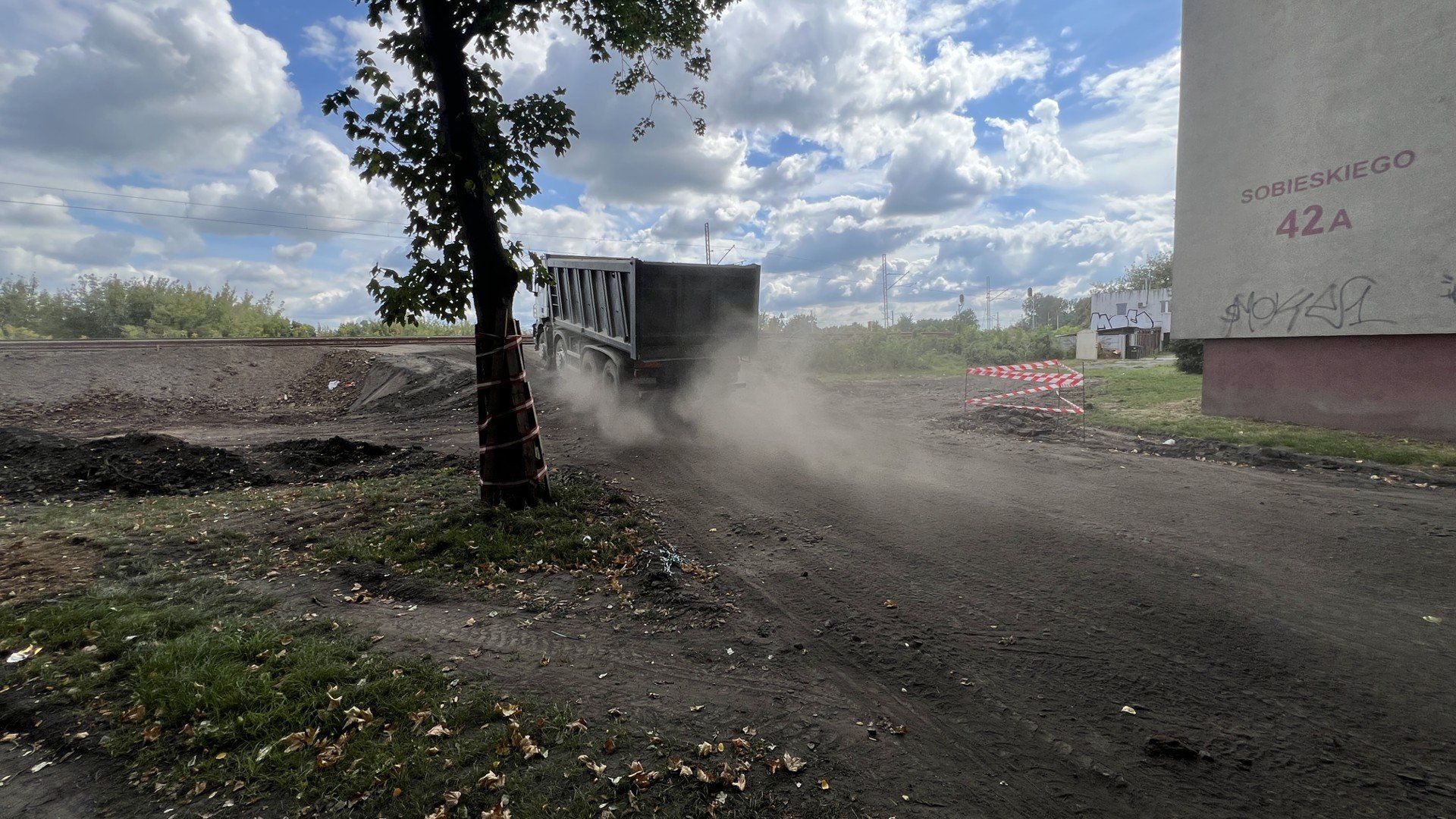 Pod oknami mieszkańców bloku przy ul. Sobieskiego 42a przez całe dnie kursują ciężarówki. Sosnowiczanie narzekają na hałas, wszechobecny pył i boją się o swoje bezpieczeństwo