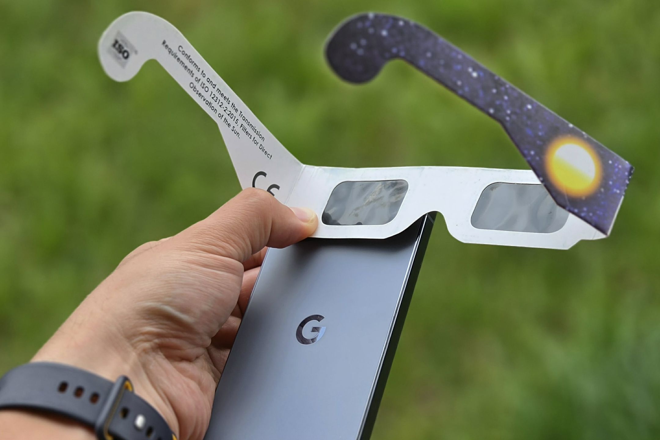 Pixel 10 Pro XL i okulary do oglądania zaćmienia Słońca