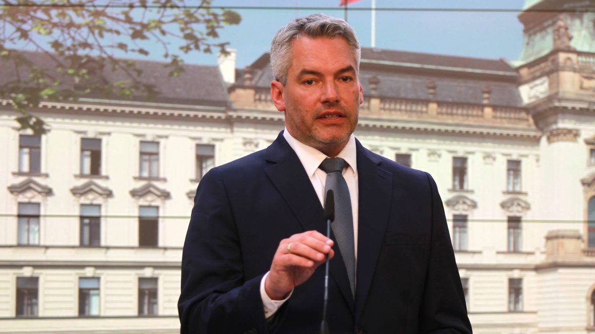 Austrian Chancellor Nehammer in Pragueepa09952567 Austrian Chancellor Karl Nehammer addresses a joint press conference following a meeting with the Czech Prime Minister in Prague, Czech Republic, 17 May 2022. The Austrian chancellor is on a one-day working visit to Prague.  EPA/MILAN KAMMERMAYER Dostawca: PAP/EPA.MILAN KAMMERMAYER