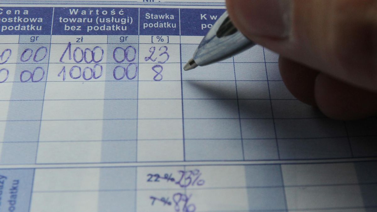 szef KIS uznał, że praktycznie każde nieodpłatne przekazanie towaru firmowego wiążące się z "przenoszeniem ekonomicznego władztwa nad rzeczą" podlega opodatkowaniu