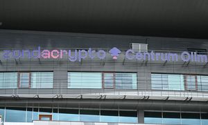 Demontują neon Zondacrypto z siedziby PKOl. "Stało się"