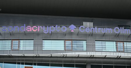 Demontują neon Zondacrypto z siedziby PKOl. "Stało się"