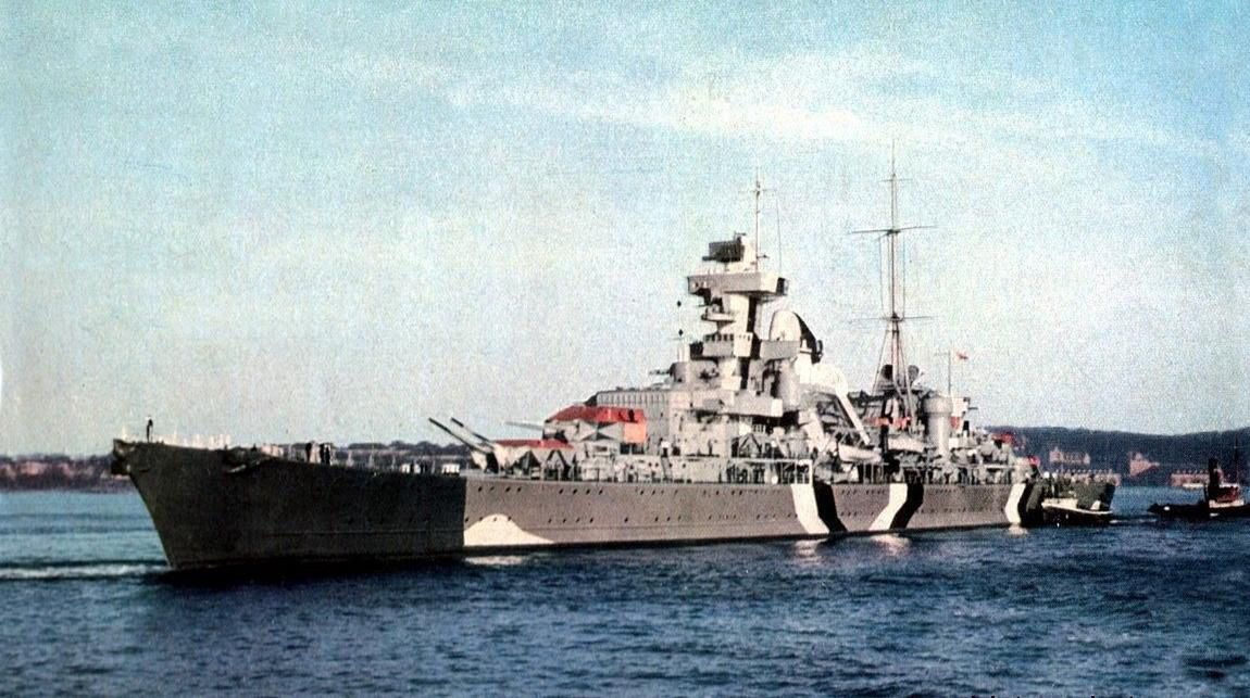 Krążownik Prinz Eugen z kamuflażem utrudniającym ocenę długości kadłuba