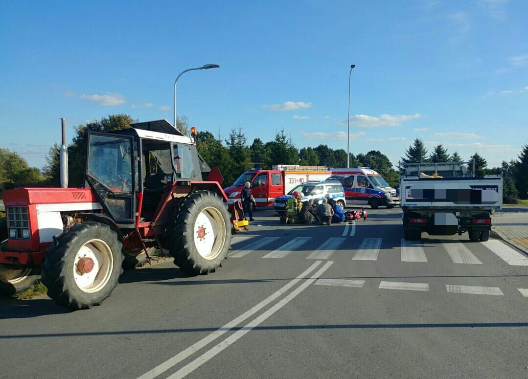 Ciągnik przejechał po nogach poszkodowanej motocyklistki. 