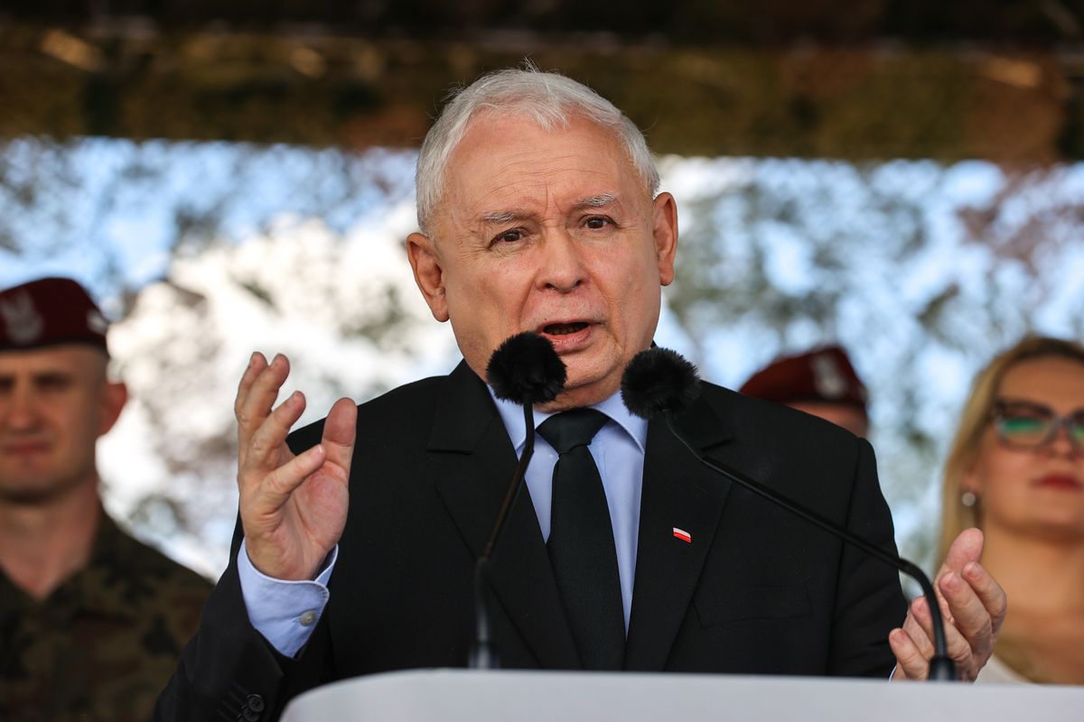 Wicepremier, prezes PiS Jarosław Kaczyński przemawia podczas pikniku wojskowego w Uniejowie. Pytań do prezesa PiS nie było 