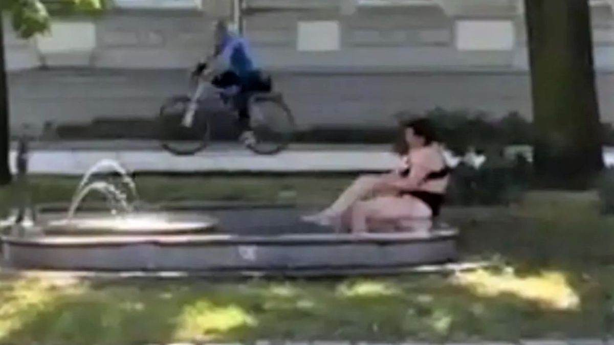 Myła się w fontannie w Zielonej Górze. 