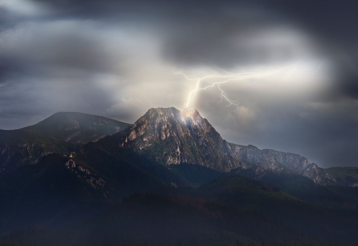 Burza w górach - zdjęcie ilustracyjne