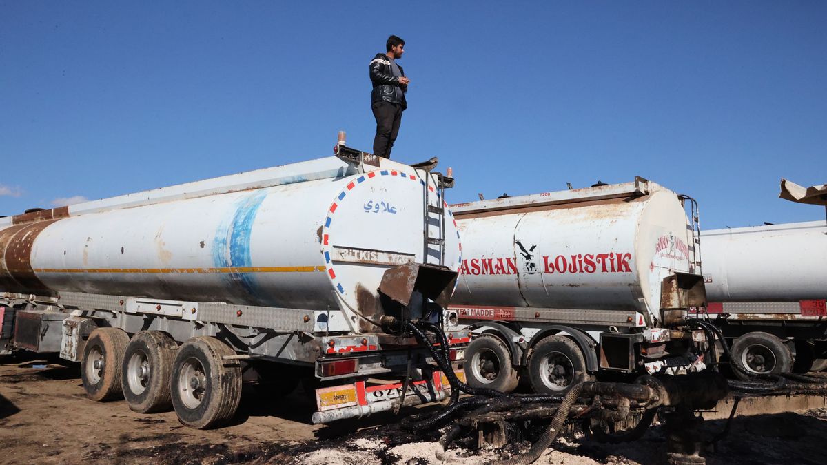 HASAKAH, SYRIA - FEBRUARY 4: Workers at the oil and gas fields in Shaddadi district, Hasakah province, after they were cleared of SDF, and brought under the control of the Syrian government, as recovery efforts begin in the war-damaged energy sector on February 4, 2026. Officials say daily oil production, currently at 100,000 barrels, is expected to double to 200,000 barrels within a year. (Photo by Izz Aldien Alqasem/Anadolu via Getty Images)
