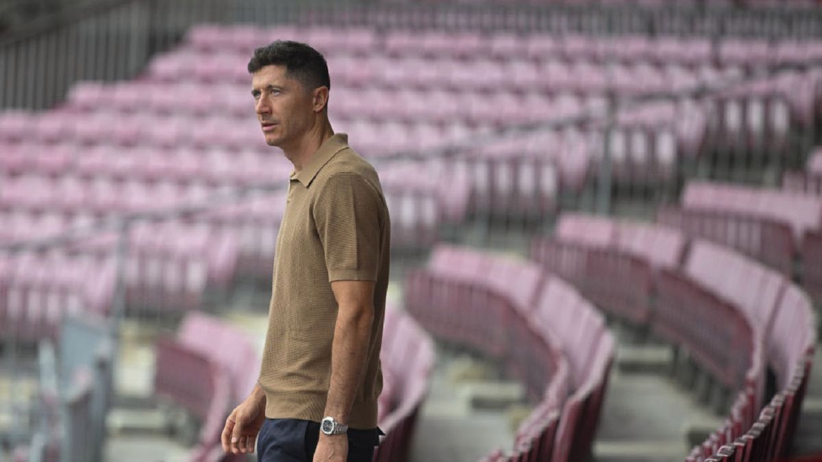 Robert Lewandowski na trybunach Camp Nou