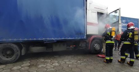 Pożar samochodu ciężarowego przy Komendzie Powiatowej PSP