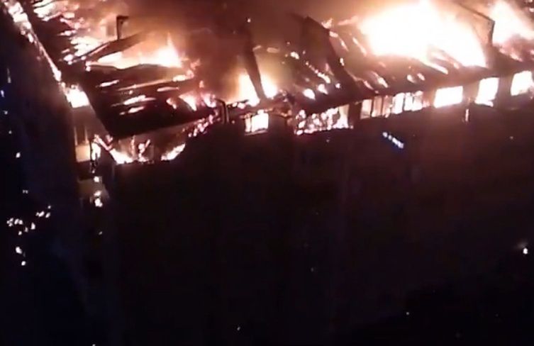 Rosja. Ogromny pożar strawił całe piętro bloku mieszkalnego