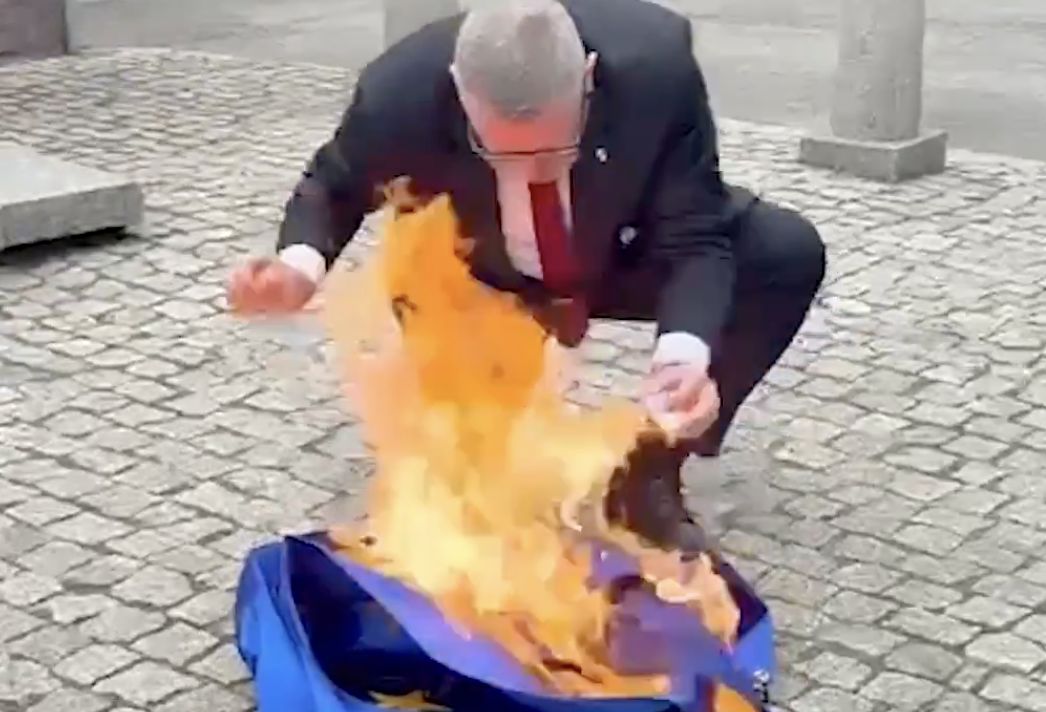 Grzegorz Braun podpalił unijną flagę przed Kopalnią Wujek