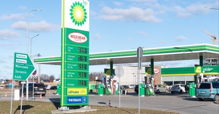 Wysyp ofert pracy na stacjach BP. Tyle zarabiają kasjerzy "na rękę"