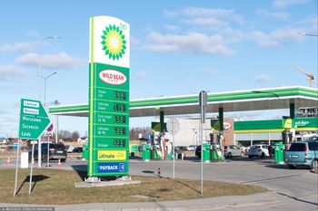 Wysyp ofert pracy na stacjach BP. Tyle zarabiają kasjerzy "na rękę"