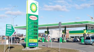 Wysyp ofert pracy na stacjach BP. Tyle zarabiają kasjerzy "na rękę"