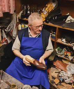 Choć ma 75 lat, wciąż prowadzi swój zakład. Naprawia buty od sześciu dekad