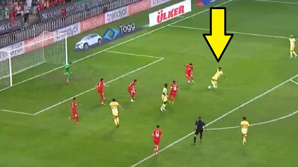 Twitter / Screen / Polsat Sport / Na zdjęciu: Mikel Merino sfinalizował cudowną akcję Hiszpanów