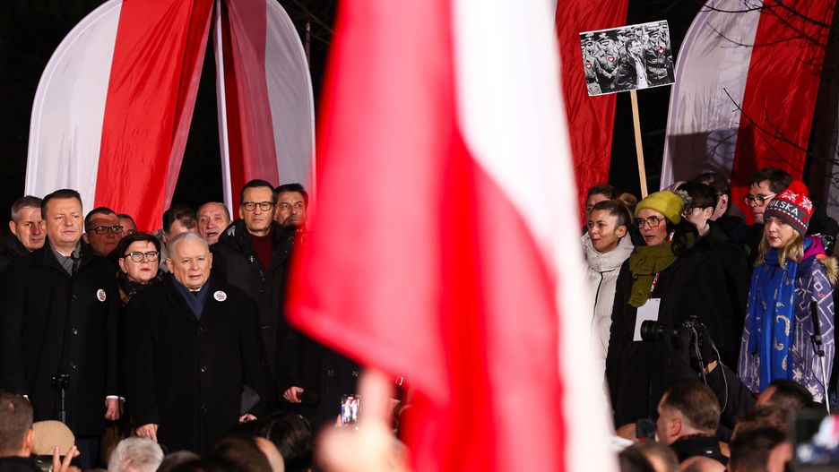 Warszawa, 11.01.2024. Prezes PiS Jarosław Kaczyński (5L), były premier Mateusz Morawiecki (C-2L), poseł PiS Mariusz Błaszczak (2L) na organizowanej przez Prawo i Sprawiedliwości manifestacji ph. "Protest Wolnych Polaków" pod siedzibą Sejmu w Warszawie, 11 bm. (ad) PAP/Leszek Szymański