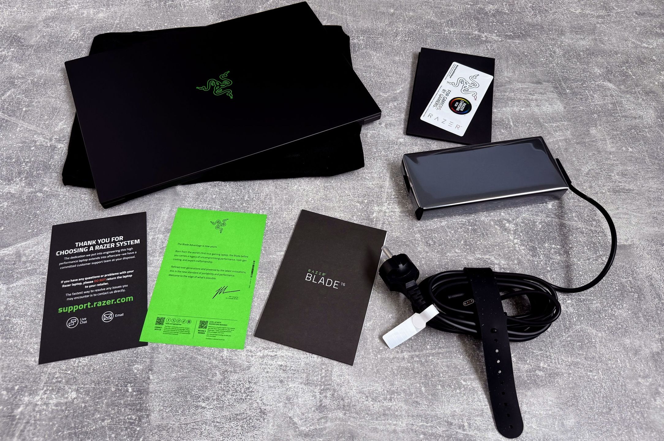Razer Blade 16 (2026) - zawartość zestawu