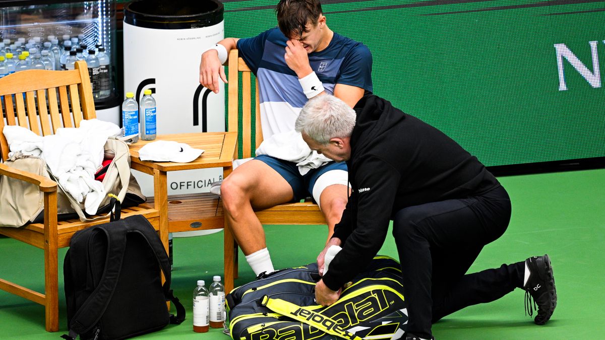 PAP/EPA / Anders Wiklund / Na zdjęciu: Holger Rune (siedzi) korzysta z pomocy fizjoterapeuty