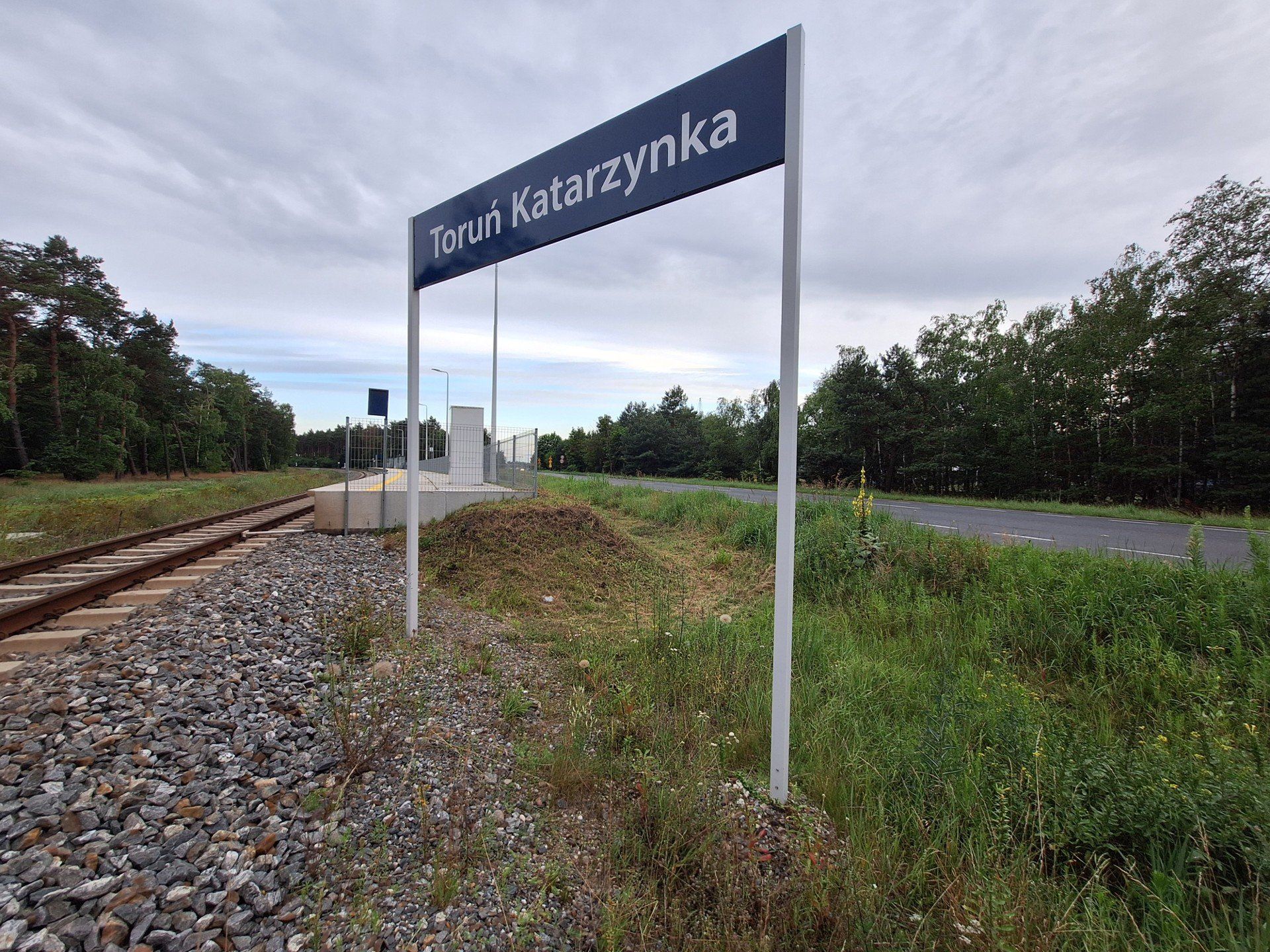 Przystanek kolejowy Toruń Katarzynka i jego otoczenie
