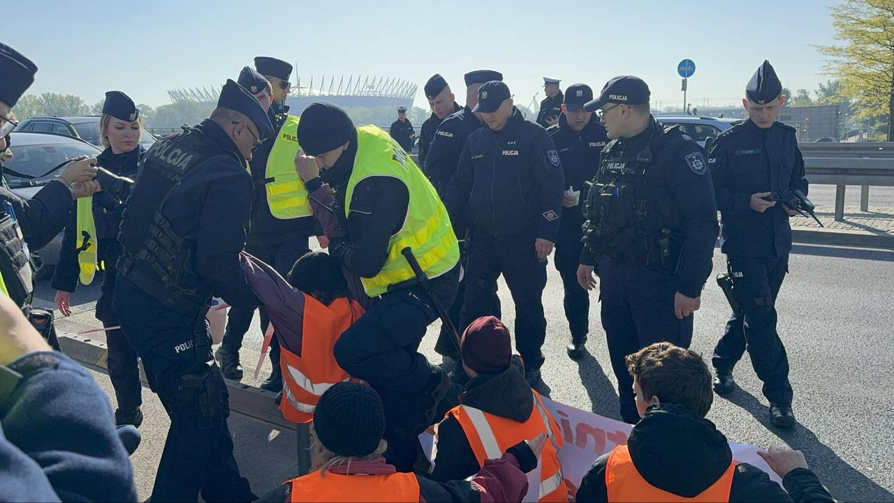 Znów się zaczęło. Aktywiści w akcji na moście, na miejscu policja